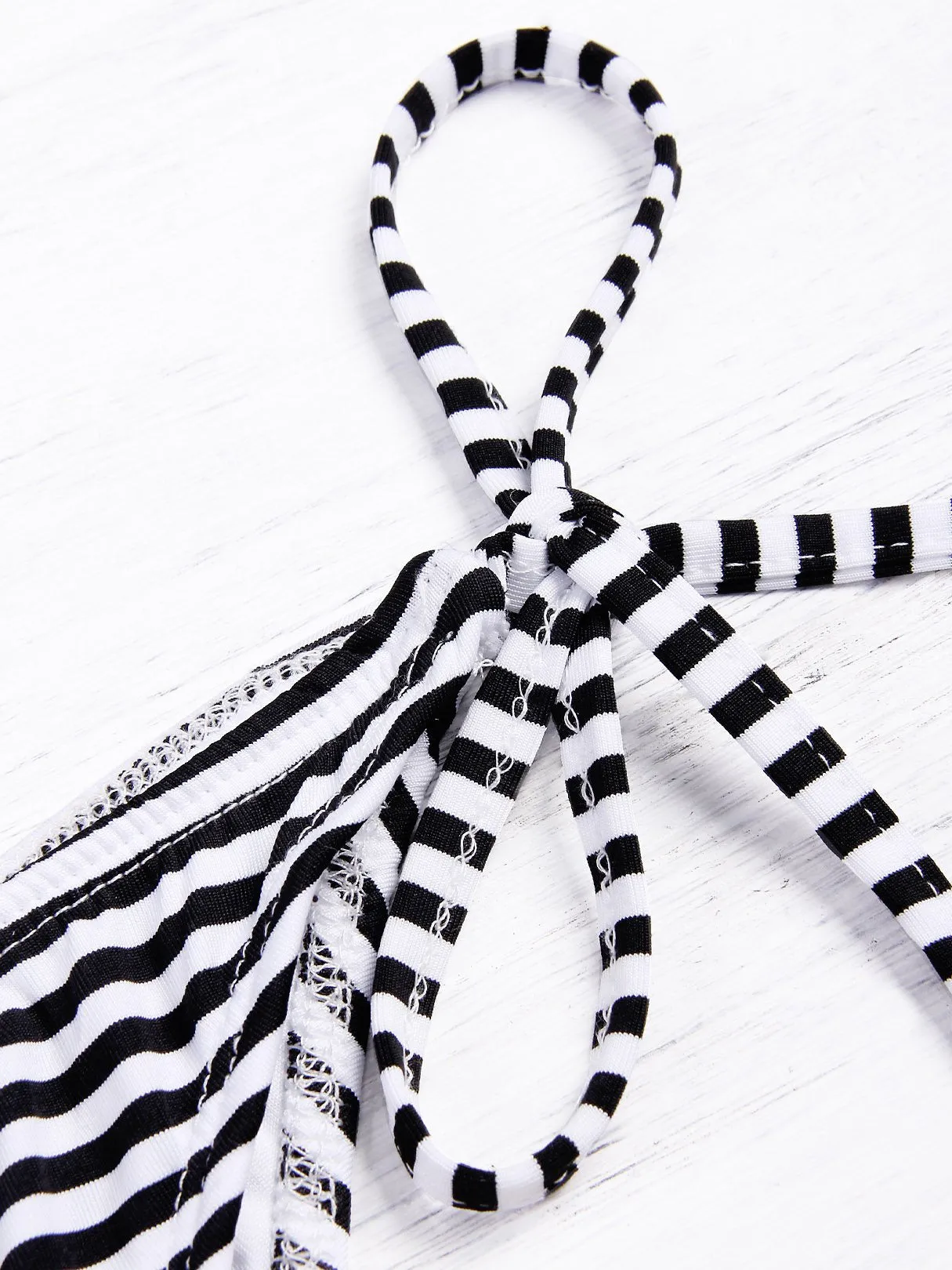Wholesale Black Round Neck Sleeveless Lace-Up Bikinis