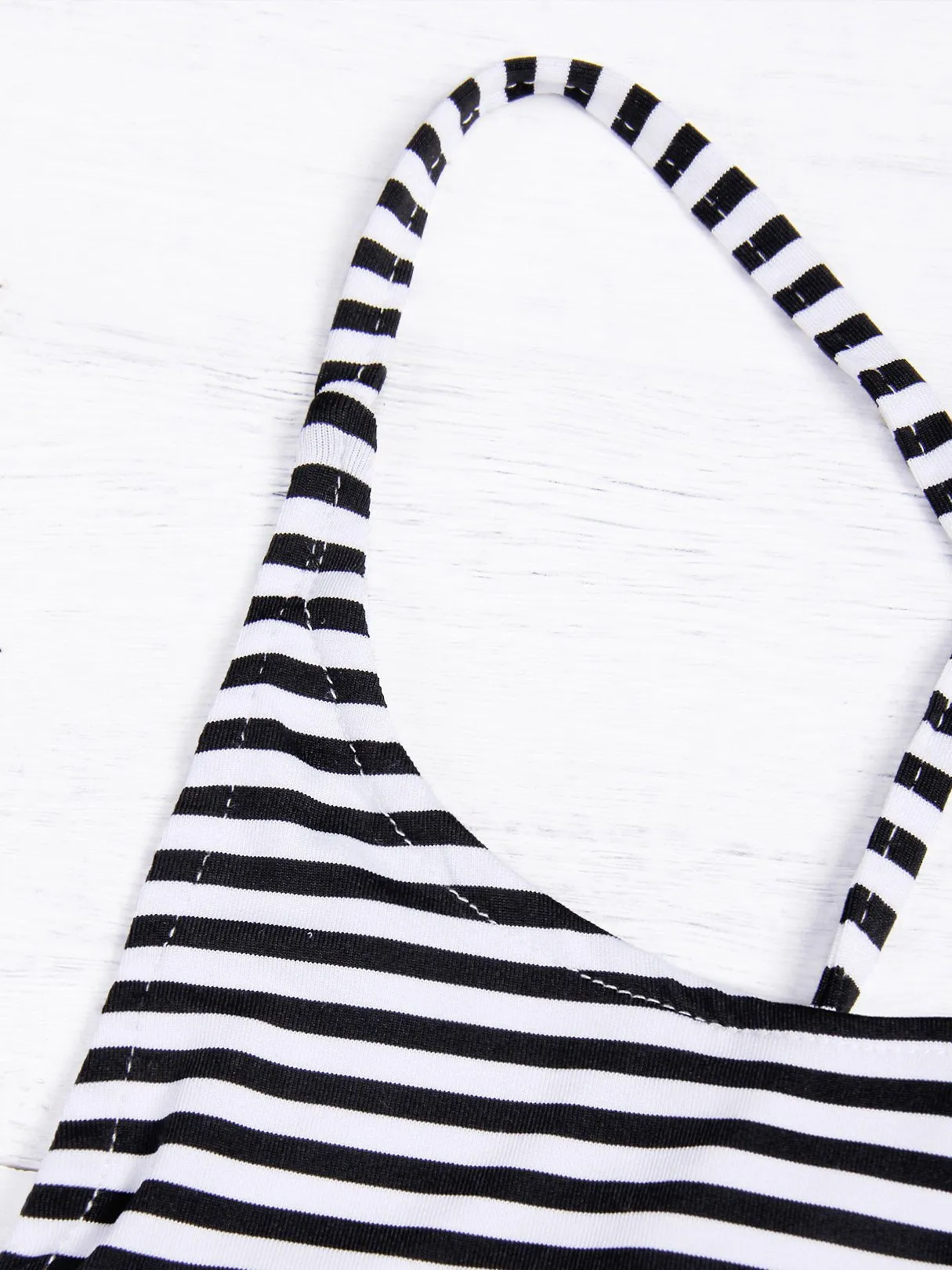 Wholesale Black Round Neck Sleeveless Lace-Up Bikinis